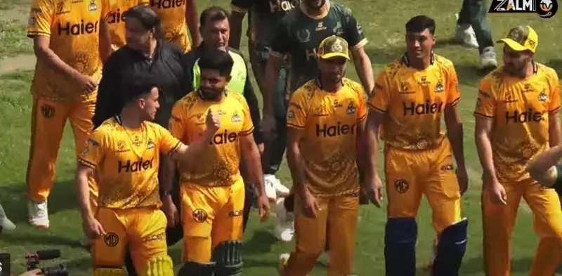 پشاور میں بابر اعظم سے ملنے کے لیے فینز گراؤنڈ میں داخل: ’ٹیم میں نہیں مگر دل میں تو ہیں‘ 12