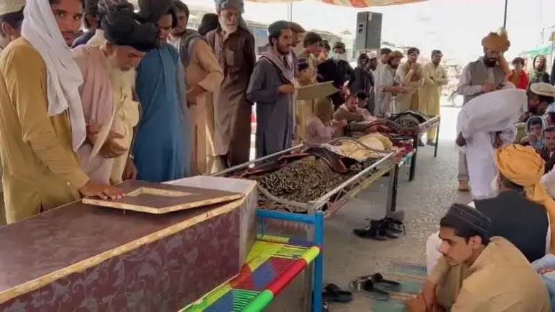 شدت پسندوں کا نیا ہتھیار: سستے چینی کواڈ کاپٹر اور کمرشل ڈرون خیبرپختونخوا میں خوف کی علامت کیسے بنے؟ 12 شاہ فہد اور علاقہ مکینوں نے بچوں کی میتوں کے ہمراہ چھ روز کا دھرنا دیا تھا